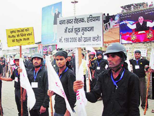 इंडिया 7 बजे : 'संत' के आगे सरकार का सरेंडर!