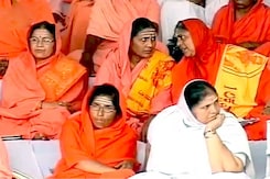 अंधविश्वास निरोधक क़ानून को लेकर धरने पर साधू-संत अंधविश्वास निरोधक क़ानून को लेकर धरने पर साधू-संत