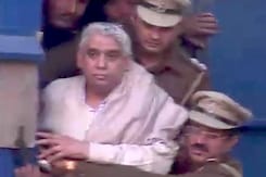 खबरों की खबर : सलाखों के पीछे पहुंचा रामपाल खबरों की खबर : सलाखों के पीछे पहुंचा रामपाल