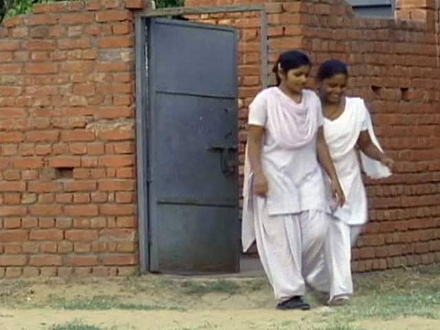 Videos : शौचालय के अभाव में स्कूल छोड़तीं बच्चियां
