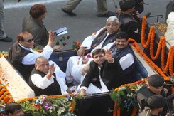 मुलायम ने 75वें जन्मदिन पर काटा 75 फुट का केक मुलायम ने 75वें जन्मदिन पर काटा 75 फुट का केक