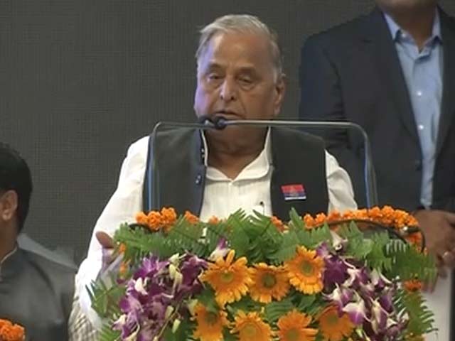 अखिलेश पर सख़्त मुलायम