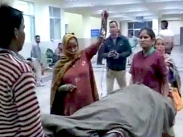 Video : ड्यूटी पर नहीं थी डॉक्टर, पांच बच्चों की मौत