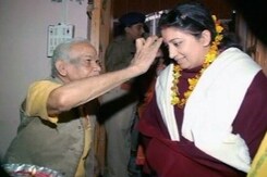 भविष्य जानने के लिए पंडित के पास पहुंचीं स्मृति ईरानी भविष्य जानने के लिए पंडित के पास पहुंचीं स्मृति ईरानी