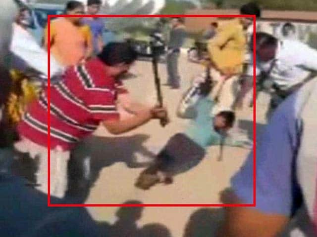 Video : गुजरात के विधायक ने एक शख्स को बेरहमी से पीटा