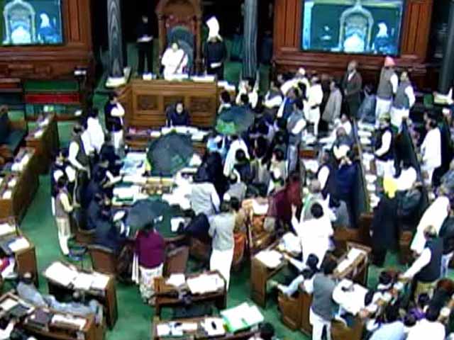 संसद में टीएमसी सांसदों का हंगामा