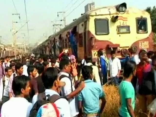 Videos : मुंबई की जानलेवा लोकल ट्रेनें