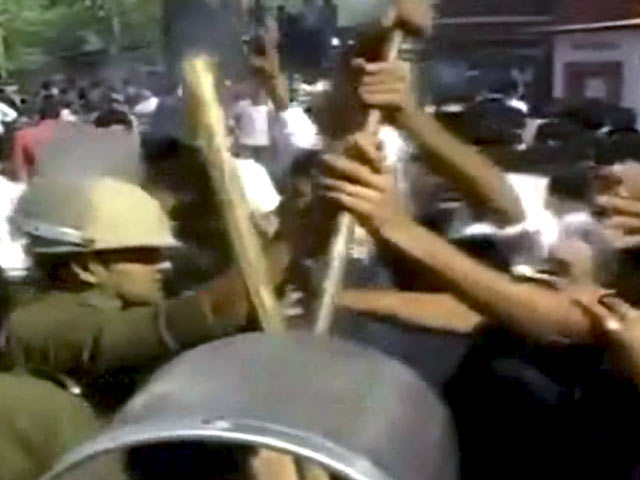 जयपुर यूनिवर्सिटी में छात्रों पर पुलिस ने बरसाईं लाठियां