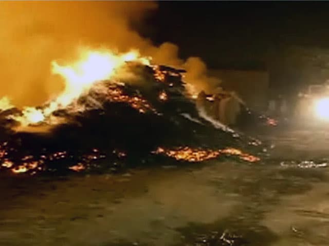 Videos : दिल्ली : कापसहेड़ा में लकड़ी के गोदाम में आग