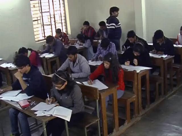 Videos : दिल्ली विश्वविद्यालय की परीक्षा मजाक बनी!