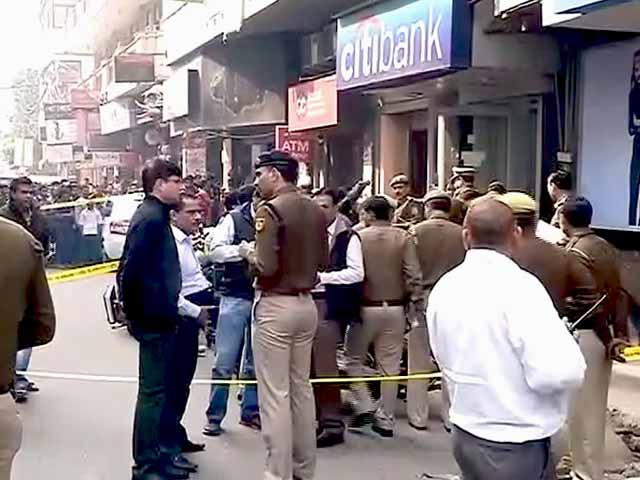 Guard Shot, Rs. 1.5 Crore Looted from Cash Van by Robbers in Delhi