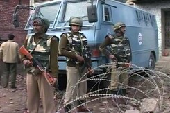 7 Civilians, CRPF Officer injured in Grenade Blast at Srinagar's Lal Chowk 7 Civilians, CRPF Officer injured in Grenade Blast at Srinagar's Lal Chowk