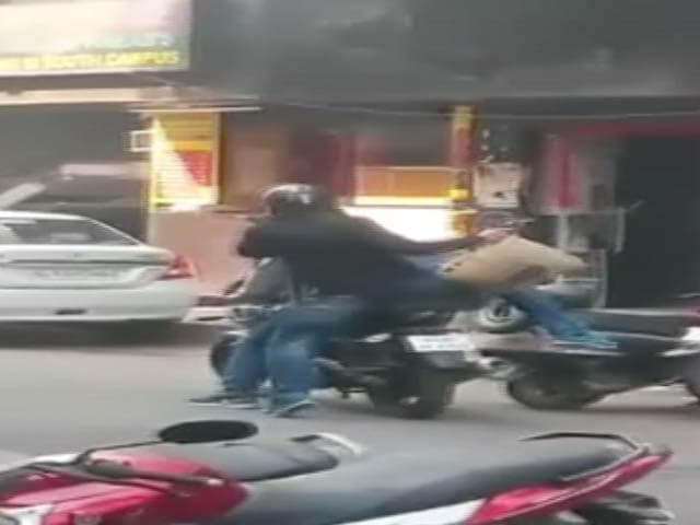 Video : Caught on Camera: Bike-Borne Robbers Loot Cash Van in Delhi