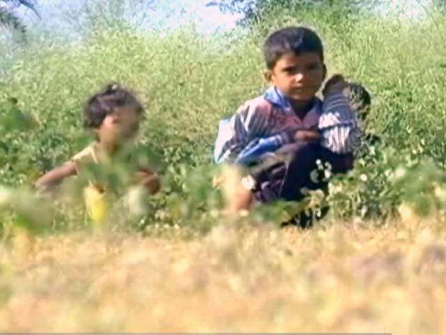 खुले में शौच से बीमारियों के शिकार होते बच्चे