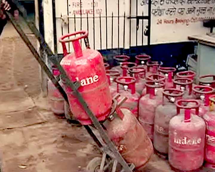 बिना सब्सिडी वाला रसोई गैस सिलेंडर 113 रुपये सस्ता