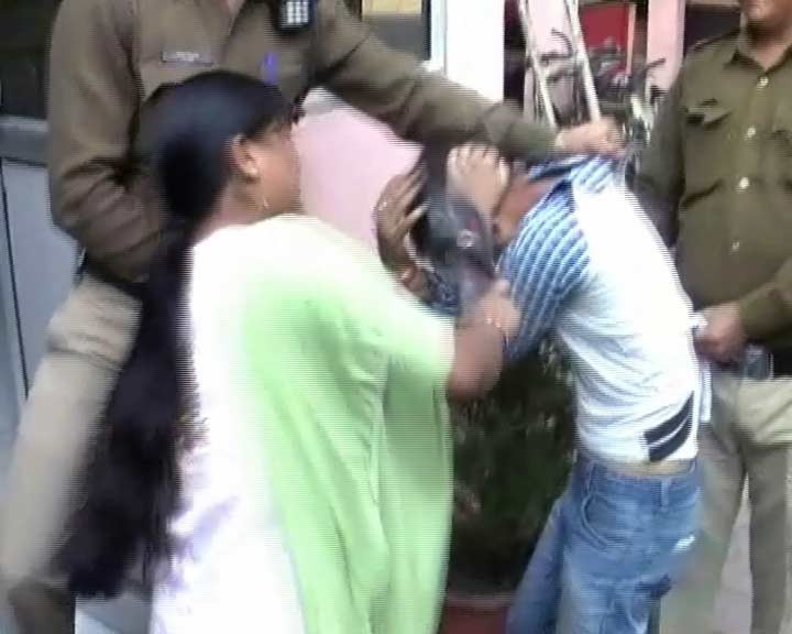 इंदौर : महिला ने दिखाई बहादुरी, चेन छीनने वाले को दबोचा