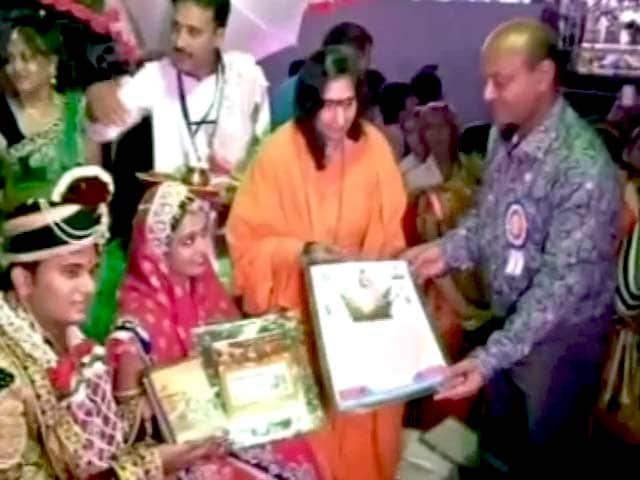 Videos : सूरत के व्यापारी ने 111 लड़कियों की शादी कराई