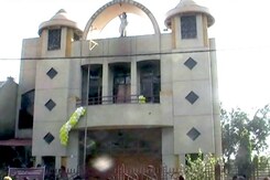 चर्च में आग लगने के विरोध में प्रदर्शन चर्च में आग लगने के विरोध में प्रदर्शन