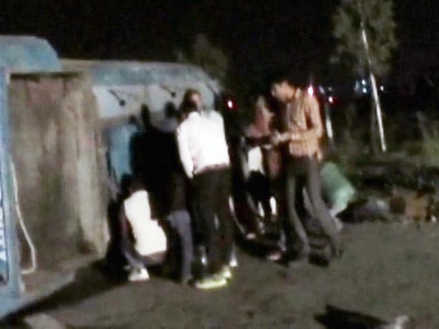 Videos : यमुना एक्सप्रेस वे पर टैंकर पलटा, लोग लूटने लगे पेट्रोल
