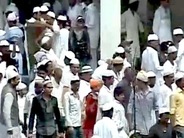 यूपी : गांवों को गोद लेने में मुस्लिम आबादी के साथ भेदभाव?