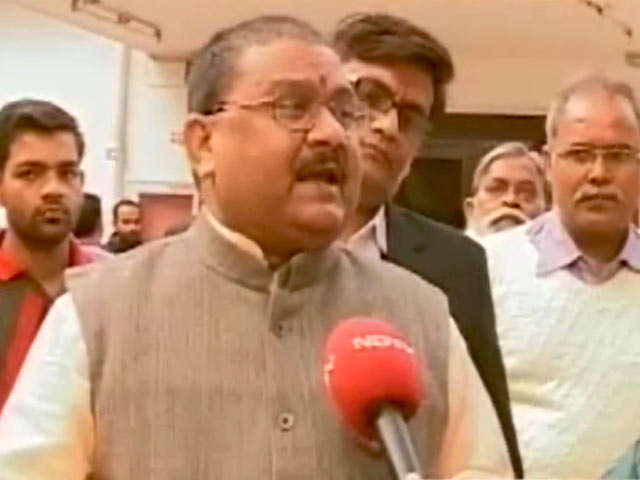 खबरों की खबर : गोद लिया गांव, फिर भी भेदभाव