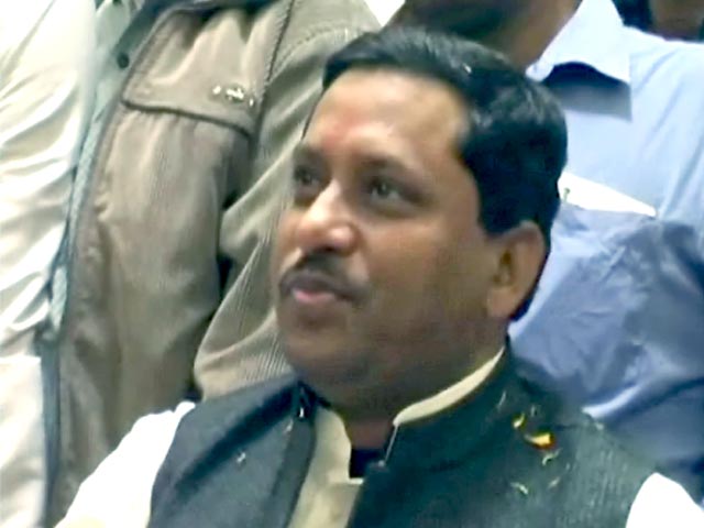 केंद्रीय मंत्री कठेरिया पर बिना पढ़ाए तनख्वाह लेने का आरोप