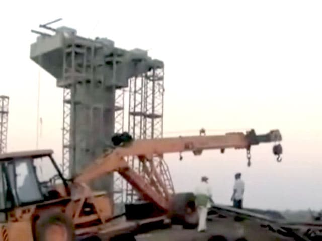 Video : होशंगाबाद : पुल का हिस्सा गिरने से 22 मजदूर घायल