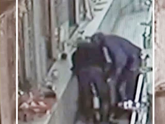 Video : कैमरे में कैद : ग्रेटर नोएडा के मंदिर में लाखों की चोरी