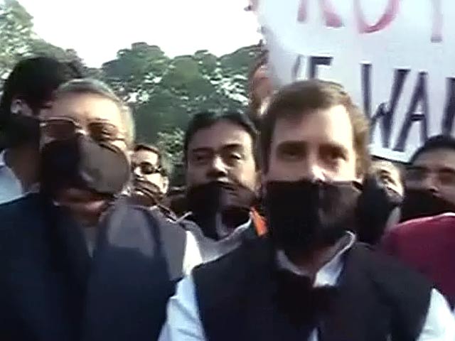 कांग्रेस-टीएमसी ने मुंह पर काली पट्टी बांधकर किया प्रदर्शन