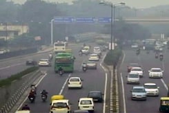 दिल्ली : पुरानी गाड़ियों पर सख्त एनजीटी दिल्ली : पुरानी गाड़ियों पर सख्त एनजीटी