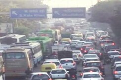 दक्षिण दिल्ली में आश्रम के पास डंपर पलटा, भीषण ट्रैफिक जाम लगा दक्षिण दिल्ली में आश्रम के पास डंपर पलटा, भीषण ट्रैफिक जाम लगा