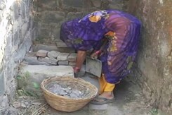 आज भी जारी है हाथ से मैला ढोना आज भी जारी है हाथ से मैला ढोना