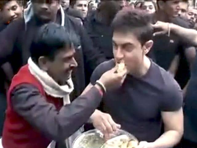 Video : आमिर ने लिट्टी चोखा खाकर किया ‘पीके’ का प्रचार