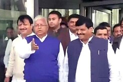 बेटी की शादी का शगुन लेकर मुलायम के घर पहुंचे लालू बेटी की शादी का शगुन लेकर मुलायम के घर पहुंचे लालू