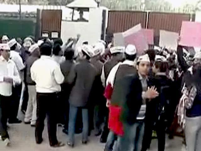 Videos : दिल्ली में रेप : 'आप' का राजनाथ के घर के बाहर प्रदर्शन