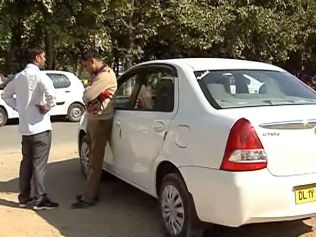 दिल्ली में नियमों की धज्जियां उड़ाती कैब कंपनियां