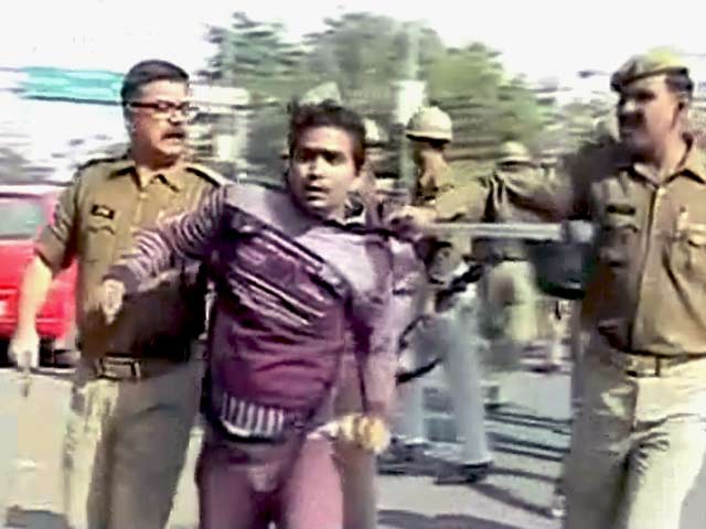 लखनऊ में प्रदर्शनकारियों पर लाठीचार्ज