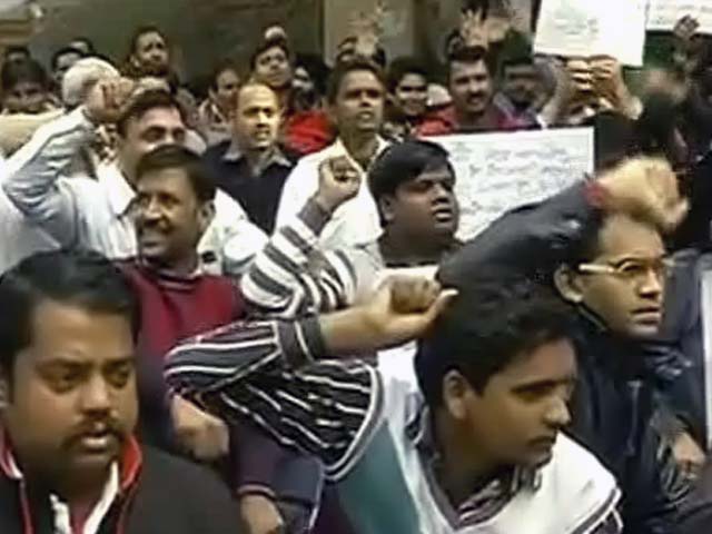 दिल्ली : उबर टैक्सी के ड्राइवरों ने बैन के खिलाफ किया प्रदर्शन