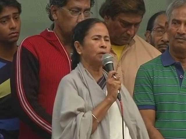 Video : 'There Are Images of PM With Sahara Chief, Should We Arrest Him?' Mamata Banerjee Lashes Out