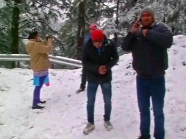 Videos : शिमला में हुई मौसम की पहली बर्फबारी