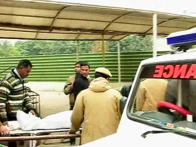 Video : Assistant Sub-Inspector, Constable Killed in Delhi as Drunk Cab Driver Rams Barricade