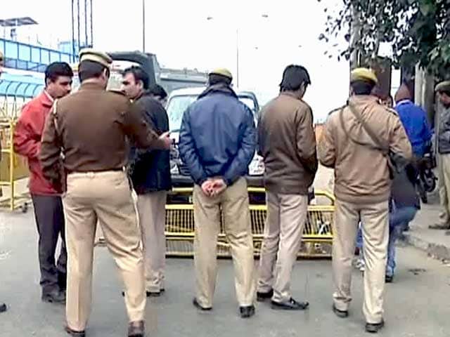 दिल्ली : तेज रफ्तार कार ने तीन पुलिसवालों को कुचला