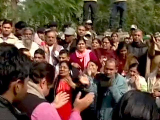 Videos : दिल्ली : सरकारी जमीन पर बने मंदिर हटाने को लेकर टकराव