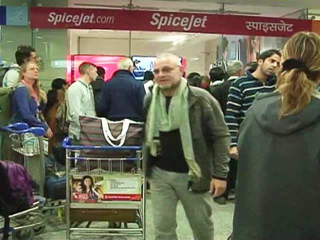 Video : SpiceJet Cancellations Trigger Chaos at Airports