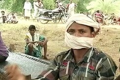 बस्तर के गांवों में सरेंडर का सच, खौफ में गांववाले बस्तर के गांवों में सरेंडर का सच, खौफ में गांववाले