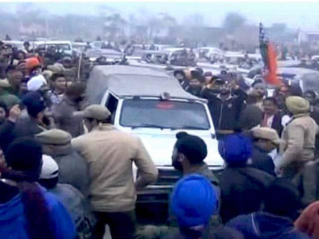 Videos : जम्मू में गुस्साई भीड़ ने किया नवजोत सिंह सिद्धू के काफिले पर हमला, गाड़ी तोड़ी