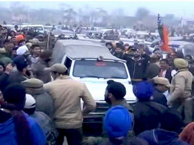 जम्मू में गुस्साई भीड़ ने किया नवजोत सिंह सिद्धू के काफिले पर हमला, गाड़ी तोड़ी