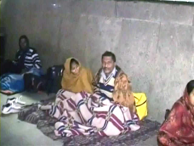 खुले में रात गुज़ार रहे हैं एम्स के मरीज़ों के रिश्तेदार