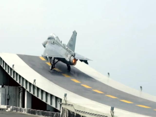 Videos : भारतीय नौसेना का लाइट कॉम्बैट एयरक्राफ्ट