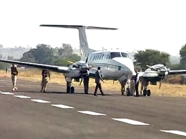 जब सीएम शिवराज के विमान को पुलिसवालों ने लगाया धक्का